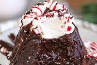 Molten Peppermint Chocolate Lava Cakes: Festive Individual Desserts