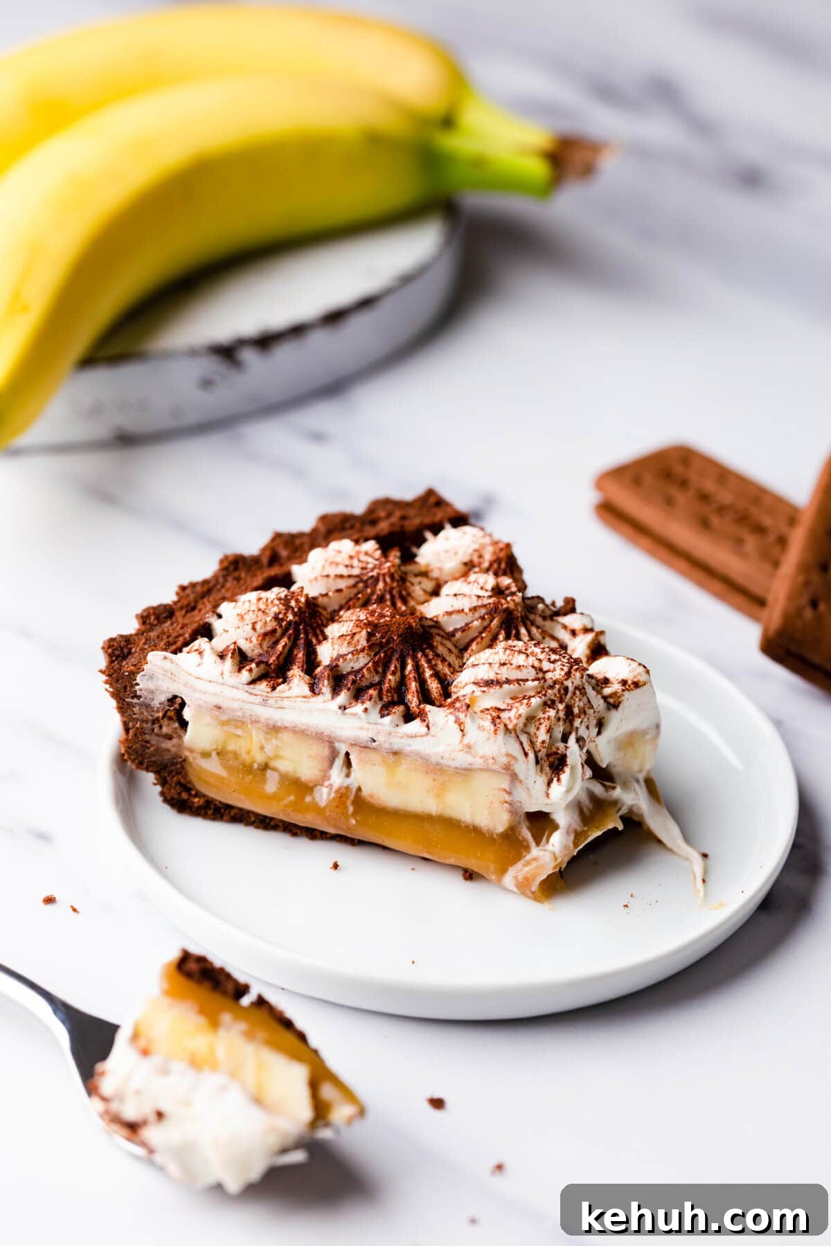 Decadent Vegan Banoffee Pie Recipe for Creamy Caramel Banana Dessert 11 side close up showing a slice of vegan banoffee pie with a piece missing