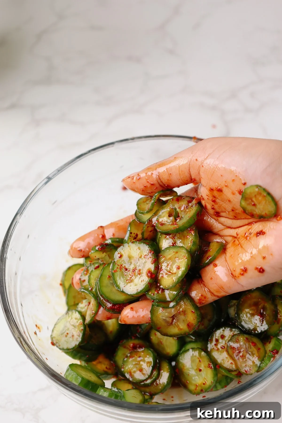 Step three: mix the sauce and cucumbers.