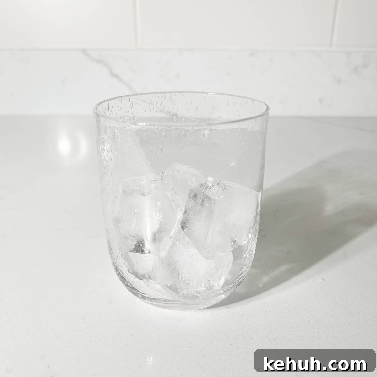 Classic Rock Shandy Recipe: Refreshing Lemon Beer Cocktail 4 A glass of ice.