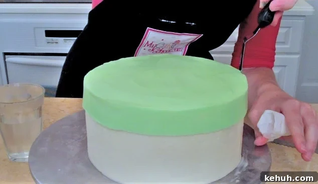 Free Tutorial! How to make a hat box cake with a frosted lid. MyCakeSchool.com.