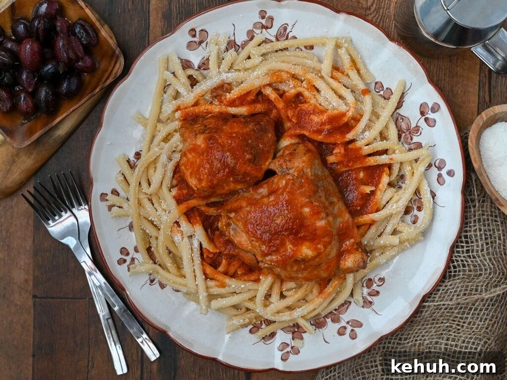 Rooster with pasta and tomato sauce