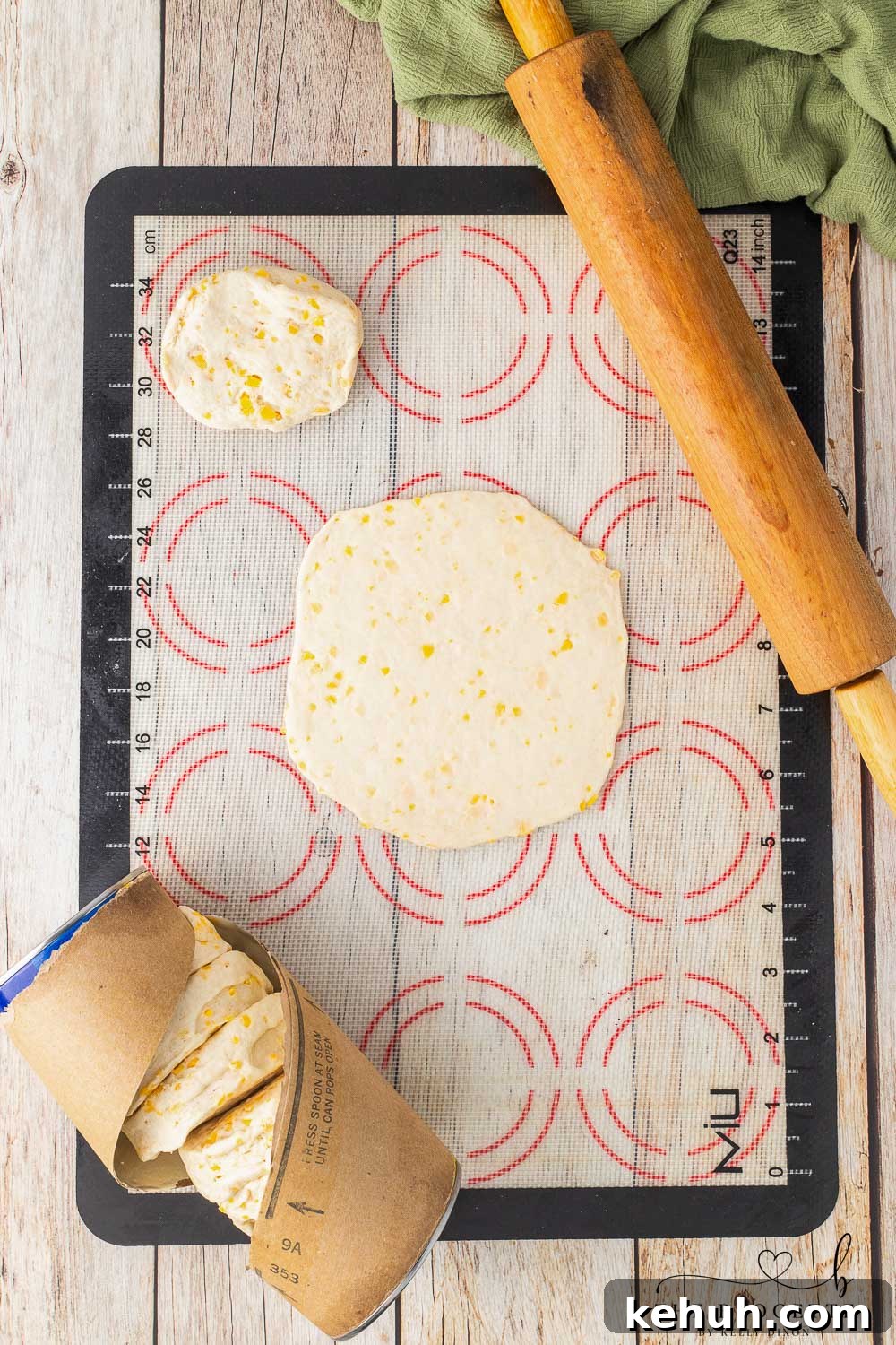 Spicy Chili-Stuffed Dinner Rolls: Savory Bite-Sized Appetizers 4 Roll out biscuits until flat